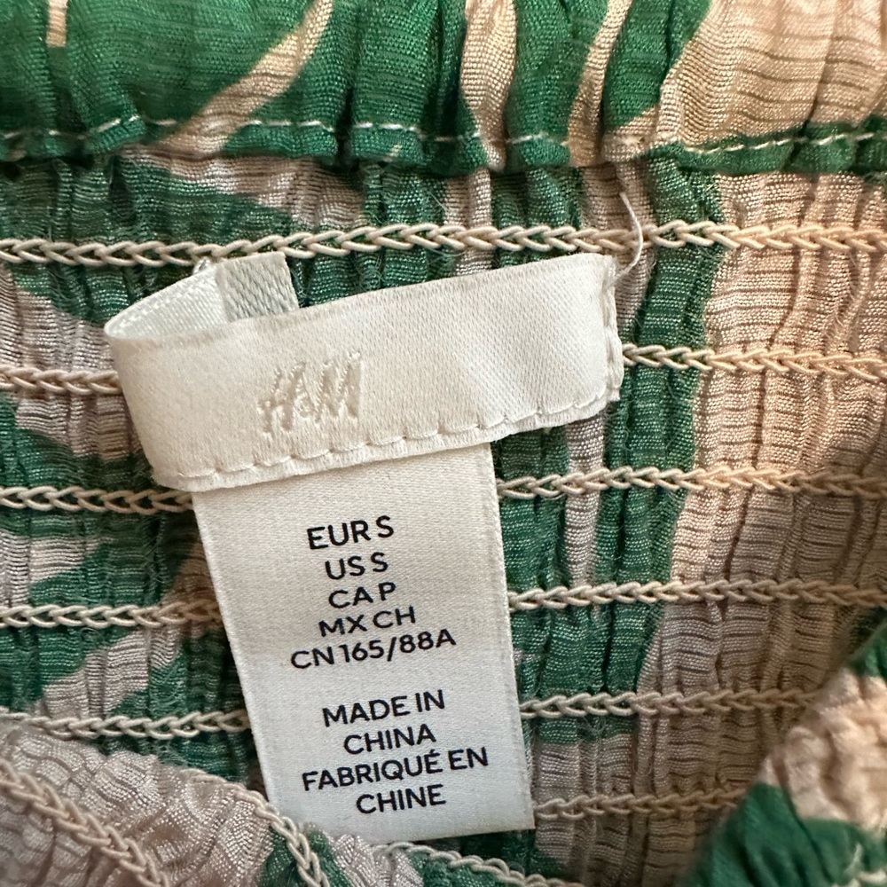 H&M Green and Tan Leaf Print Women's Top size small - Picture 7 of 9